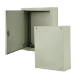 صندوق كهربائي معدني مزود بفتحات في الأعلى والأسفل